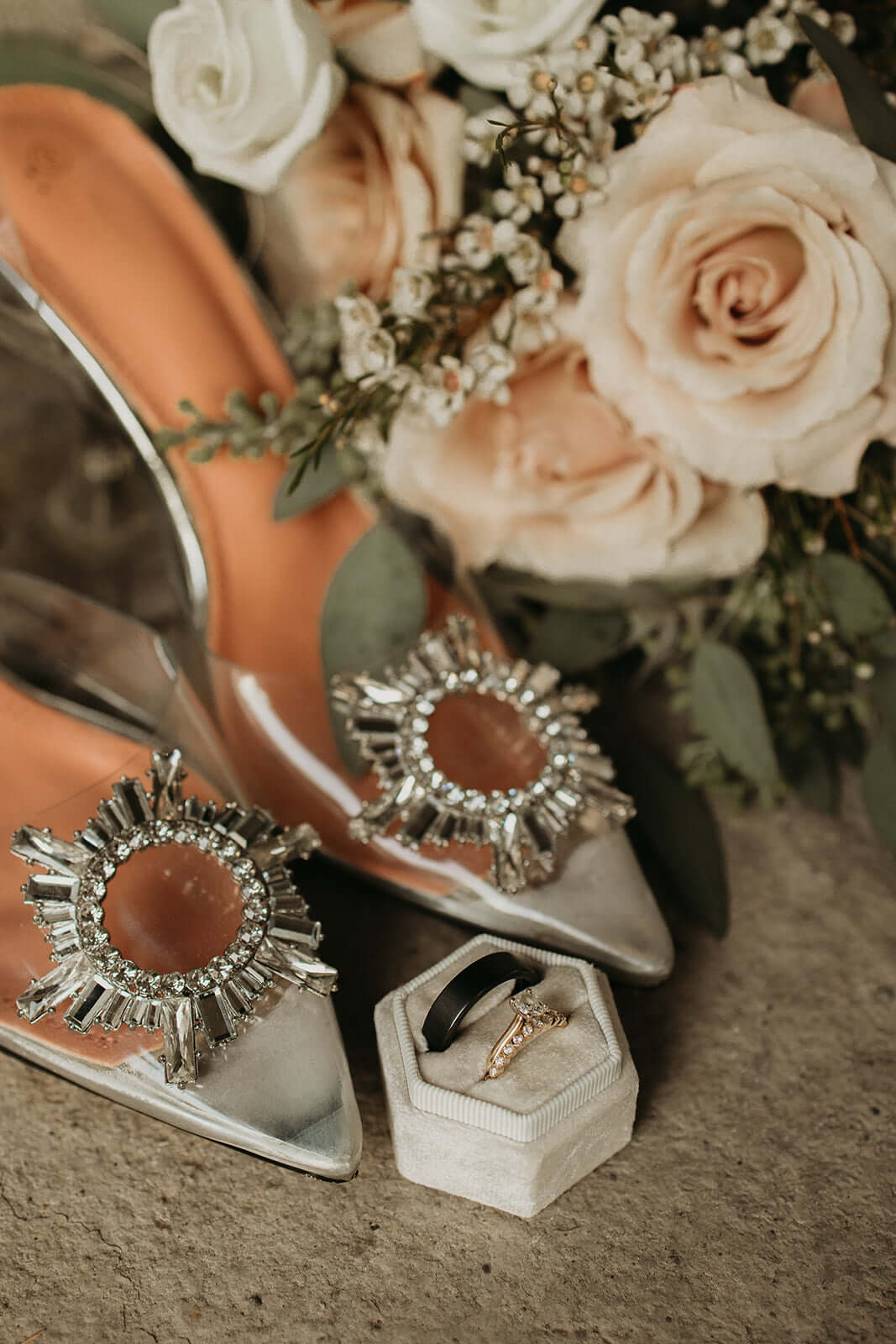 Champagne - Lily on the Thames - DIY Wedding Flowers - Take the Long way home. Spend a little extra time lingering in the magic of your special day with this champagne, cream and white toned palette. Nothing gives more romantic vibes than this one! Congra