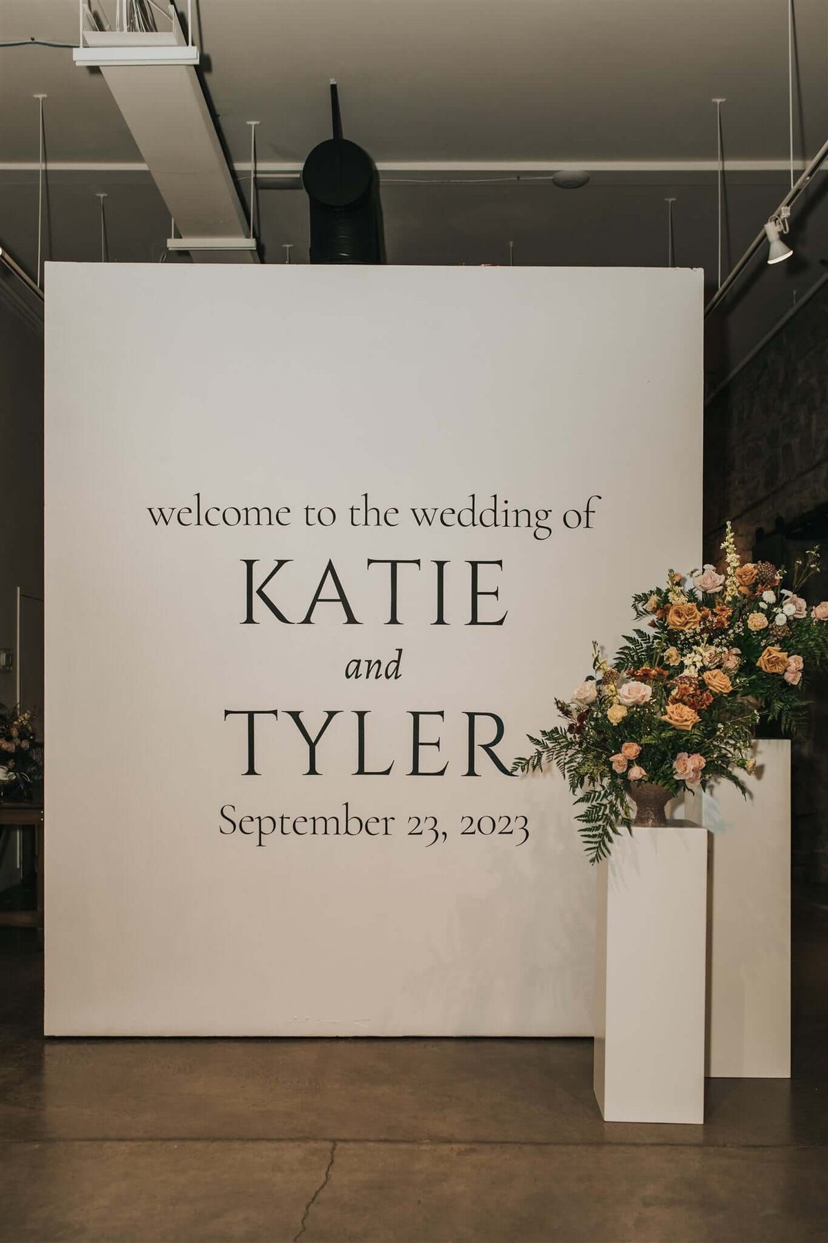 A LA CARTE - Lily on the Thames - DIY Wedding Flowers - Craft your own personalized bundle. Minimum purchase of $500 before taxes. As you plan your upcoming nuptials, it's essential to consider every detail and expense. Luckily, Lily on the Thames has the