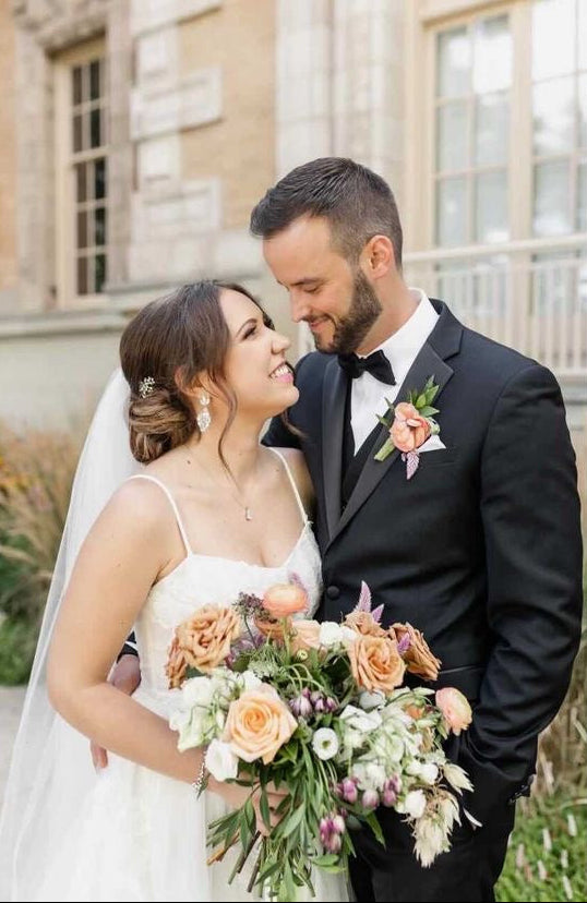 Sunset Lily on the Thames - DIY Wedding Flowers Think of the peach, orange, pink, and light tones of the most beautiful sunset in the world, make it subtle and in a bouquet and that is this package. Congratulations on your upcoming wedding! There’s so man