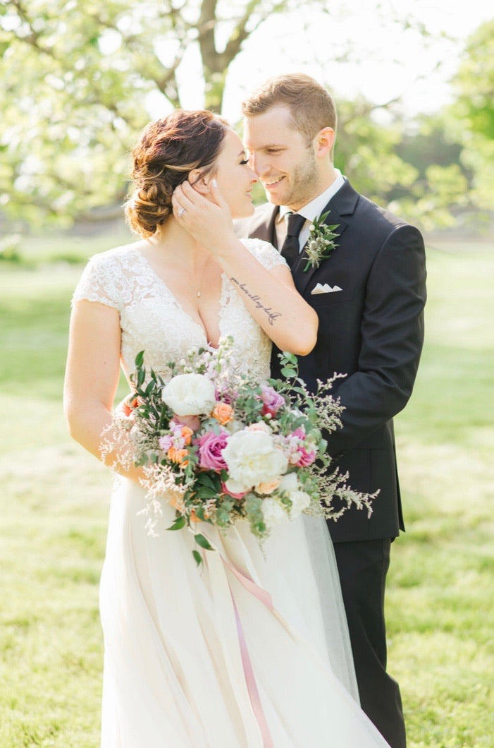 Sweet Peach Violet Lily on the Thames - DIY Wedding Flowers This is a subtle and gorgeous palette to get some colour into your big day. An all time fav of ours! Congratulations on your upcoming wedding! There’s so many things to consider and budget for. L