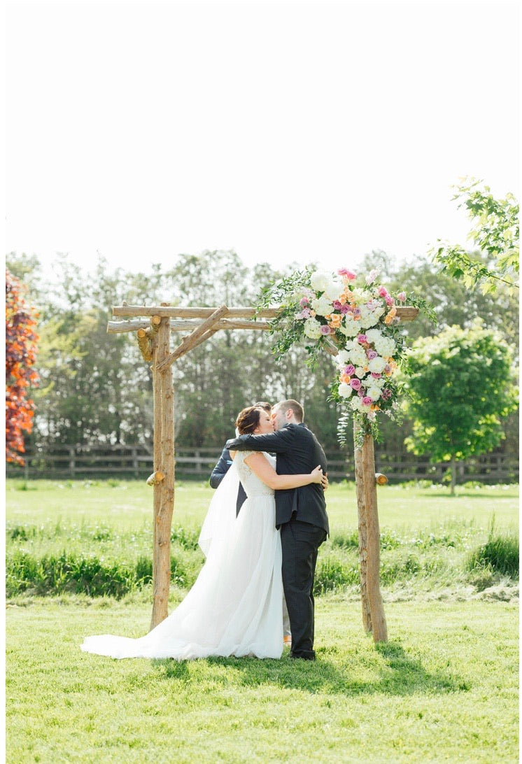 Sweet Peach Violet Lily on the Thames - DIY Wedding Flowers This is a subtle and gorgeous palette to get some colour into your big day. An all time fav of ours! Congratulations on your upcoming wedding! There’s so many things to consider and budget for. L