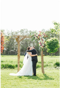 Sweet Peach Violet Lily on the Thames - DIY Wedding Flowers This is a subtle and gorgeous palette to get some colour into your big day. An all time fav of ours! Congratulations on your upcoming wedding! There’s so many things to consider and budget for. L